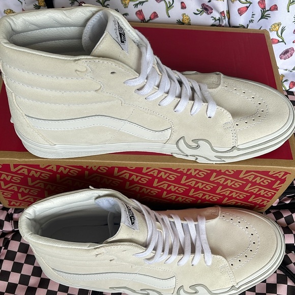 Vans Men’s Sk8-Hi Flame
Suede White/White
VN0005UJWWW
Sneakers - Picture 3 of 16
